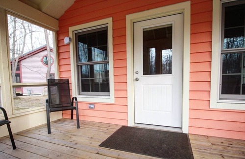 Fennville Cottage | Cozy cottage #7 just mins to Saugatuck at DollyBrook Resort