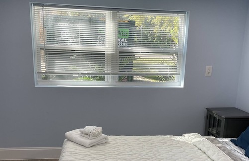 Mid Island Cottage | Cozy cottage canal from 2 blocks from beach
