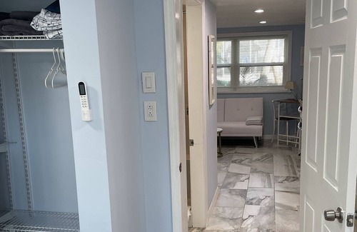 Mid Island Cottage | Cozy cottage canal from 2 blocks from beach