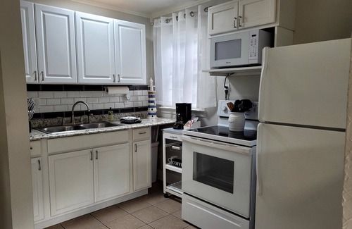 Mango Groves Cottage | Cozy "Cottage Cove" in charming Lake Worth Beach