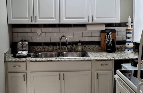 Mango Groves Cottage | Cozy "Cottage Cove" in charming Lake Worth Beach