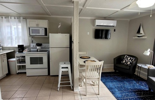 Mango Groves Cottage | Cozy "Cottage Cove" in charming Lake Worth Beach