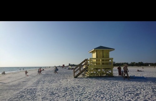 Ridge Wood Heights Cottage | Cozy Cottage centrally located in beautiful Sarasota Florida.
