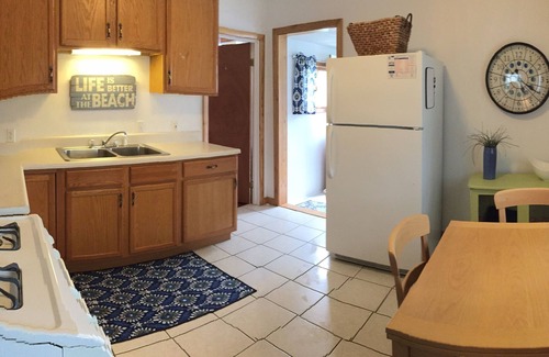 Charlevoix Cottage | Cozy Cottage. CHARLEVOIX IN TOWN! 3.5 Miles to Castle! 5 blocks from downtown!