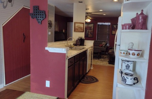 Montopolis House | Cozy Cottage Close to COTA, ACL, SXSW, kids welcome!