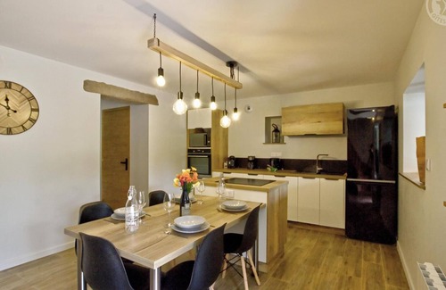 Pouilly-les-Feurs Cottage | Cozy cottage with spa and balcony in nature