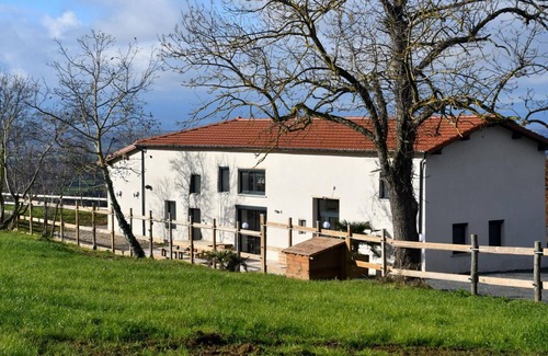 Pouilly-les-Feurs Cottage | Cozy Cottage for 8 Guests, Pets Allowed