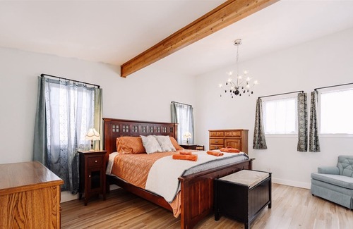 Okanagan-Similkameen House | Cozy Cottage Haven: Just a Short Walk to the Beach