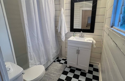 Hardwick Cottage | Cozy cottage in charming Milledgeville with AC, WiFi