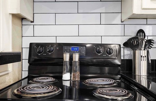 Fairway House | Cozy Cottage in Fairway WiFi PetsOk