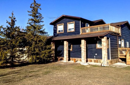 Gimli Cottage | Cozy Cottage in Gimli Mb with a Private Beach