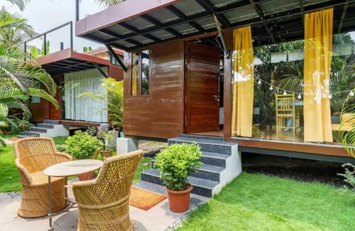 Morjim House | Cozy cottage in lush green 2 min Morjim beach