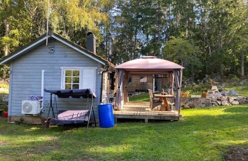 Edsbro House | Cozy cottage in the woods near lake & sauna