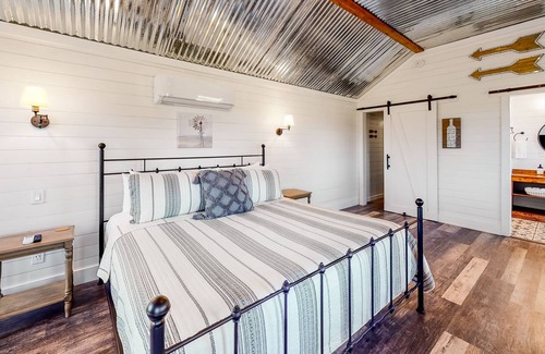 Fredericksburg Cottage | Cozy cottage in Wine Country with AC/heat, private deck, & high-speed WiFi