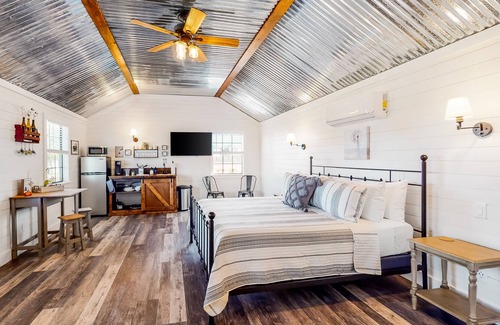 Fredericksburg Cottage | Cozy cottage in Wine Country with AC/heat, private deck, & high-speed WiFi