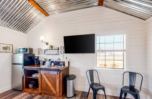 Fredericksburg Cottage | Cozy cottage in Wine Country with AC/heat, private deck, & high-speed WiFi
