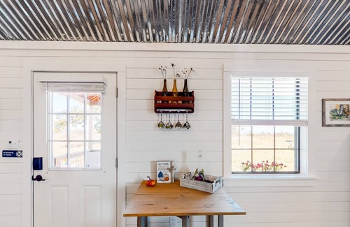 Fredericksburg Cottage | Cozy cottage in Wine Country with AC/heat, private deck, & high-speed WiFi