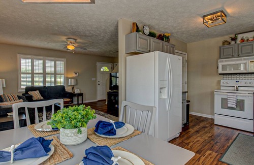 Hendersonville Cottage | Cozy Cottage located in an Apple Orchard - 5 mins from Downtown Hendersonville