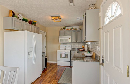 Hendersonville Cottage | Cozy Cottage located in an Apple Orchard - 5 mins from Downtown Hendersonville