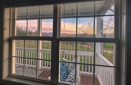 Hendersonville Cottage | Cozy Cottage located in an Apple Orchard - 5 mins from Downtown Hendersonville