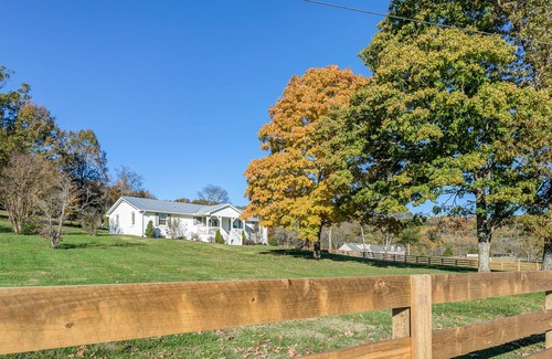 Franklin House | Cozy Cottage located in Franklin, TN on a 6 Acre Mini Farm