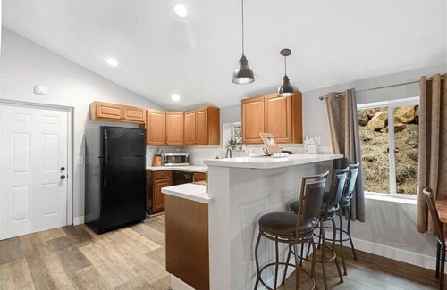 Flagstaff House | Cozy Cottage Located in the pines .Great clean getaway. Master bedroom KING bed.