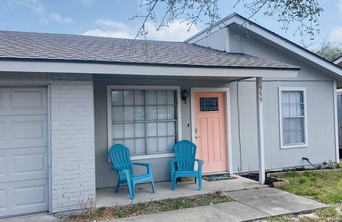 Aransas Pass Cottage | Cozy cottage minutes away from great fishing and ferry to the island!