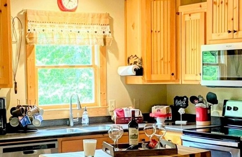 Dahlonega Cottage | Cozy Cottage minutes from Wineries & 5 miles to Dahlonega Square