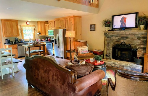 Dahlonega Cottage | Cozy Cottage minutes from Wineries & 5 miles to Dahlonega Square