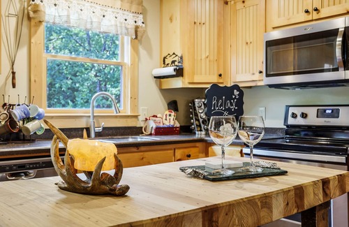 Dahlonega Cottage | Cozy Cottage minutes from Wineries & 5 miles to Dahlonega Square