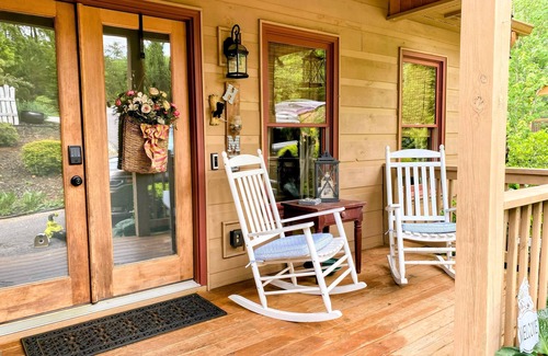 Dahlonega Cottage | Cozy Cottage minutes from Wineries & 5 miles to Dahlonega Square