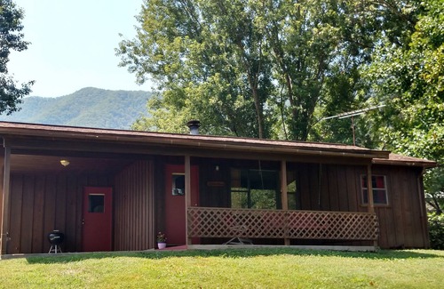 Townsend Cabin | Cozy Cottage near National Park w/Awesome Mountain Views! Extremely clean!