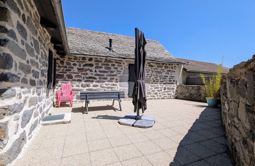 Saint-Front Cottage | Cozy Cottage Near Ski Resort and UNESCO Sites, Garden, 3BR, Fully Equipped in Saint-Front