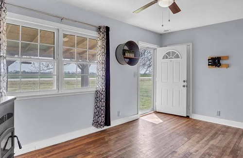 Harvey County Cottage | Cozy cottage nestled on 5 acres north of Halstead ks