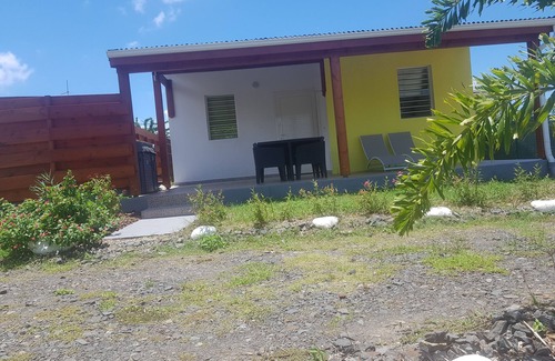 Sainte-Rose House | COZY COTTAGE + NETFLIX + WIFI + JACCUZZI + PARKING