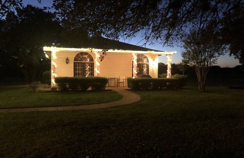 Salado House | Cozy cottage on 57 acre farm