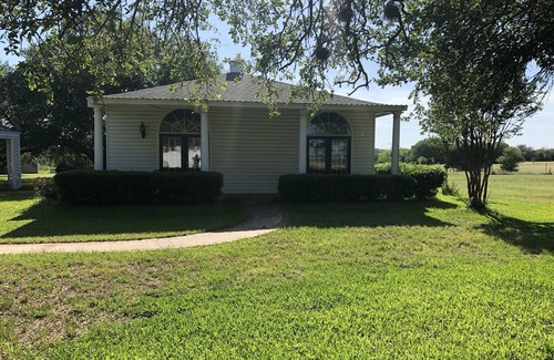 Salado House | Cozy cottage on 57 acre farm
