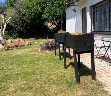 Greater Johannesburg Metropolitan Area Apartment | Cozy Cottage on 5th Avenue