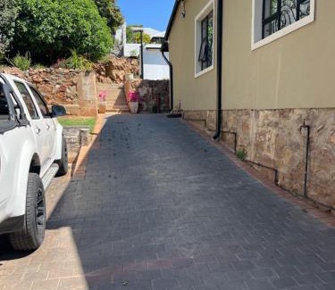 Greater Johannesburg Metropolitan Area Apartment | Cozy Cottage on 5th Avenue