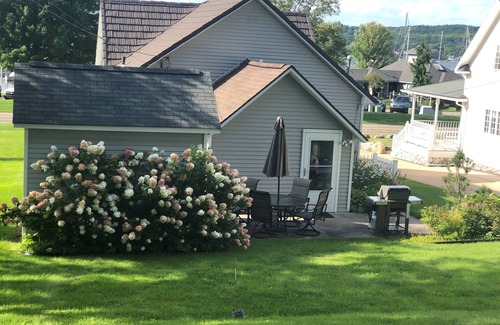 Boyne City Cottage | Cozy cottage on beautiful Lake Charlevoix