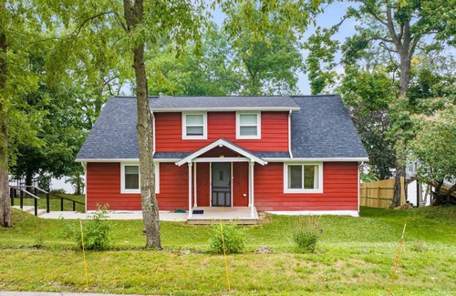 Columbia City House | Cozy Cottage on Cedar Lake with Children's Club House. Perfect For Familiesn