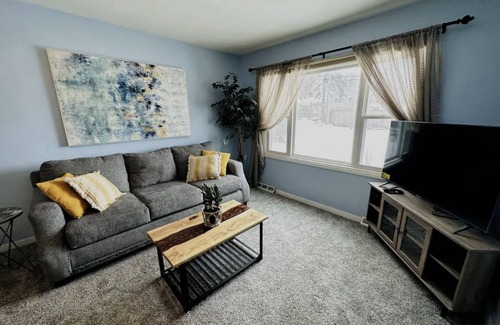 Davenport House | Cozy Cottage on Elm
