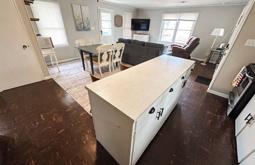 Kendall House | Cozy Cottage on Gravel Lake, WMU, Wine Trail, Kayaks