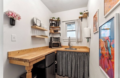 Ryan Place Cottage | Cozy cottage on Historical Blvd & Famous walking trail. Very Safe neighborhood