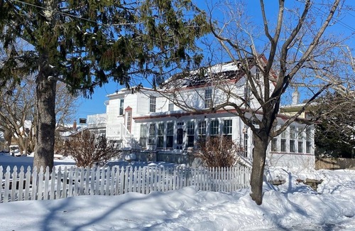 Village Green House | Cozy cottage on iconic tree lined Washington Street