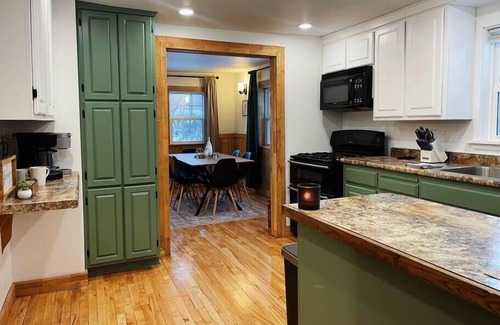 Ironwood House | Cozy Cottage on Midland - Close to Trails!