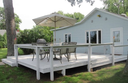 Green Bay Cottage | Cozy Cottage on the Bay, with deck and fire pit