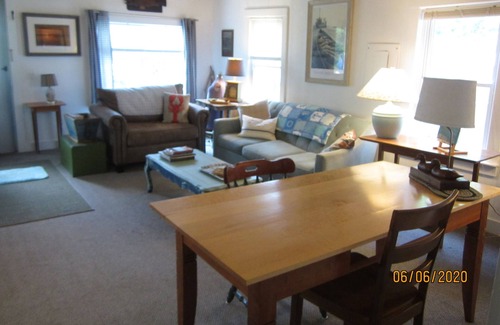 Camden Cottage | Cozy Cottage on the bottom of Mt. Battle within walking distance to town