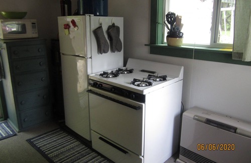 Camden Cottage | Cozy Cottage on the bottom of Mt. Battle within walking distance to town