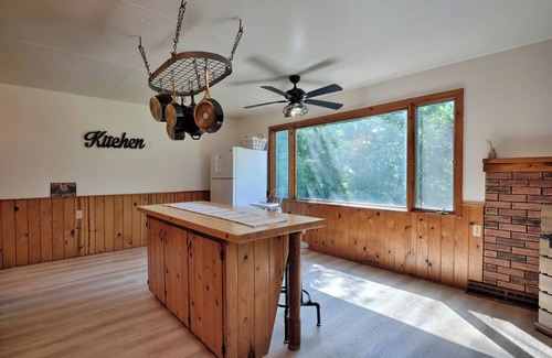 Alexandria Bay House | Cozy Cottage on Quiet Street – Walk to Beach & Downtown